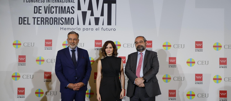 Enrique López, Isabel Díaz Ayuso y Alfonso Bullón de Mendoza en la clausura del Congreso Internacional de Víctimas del Terrorismo