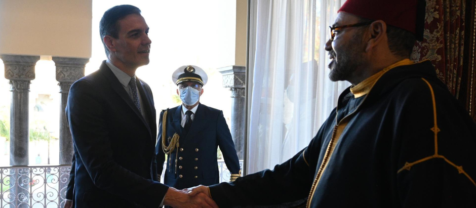 El presidente del Gobierno, Pedro Sánchez, con el rey de Marruecos, Mohamed VI.