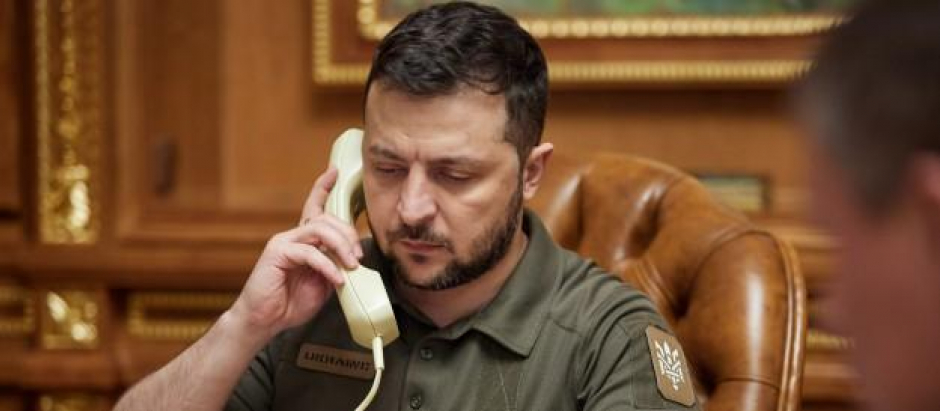El presidente de Ucrania, Volodímir Zelenski, esta semana, en su despacho atendiendo el teléfono