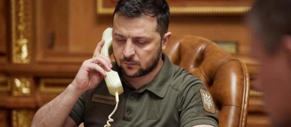 El presidente de Ucrania, Volodímir Zelenski,  en su despacho atendiendo el teléfono