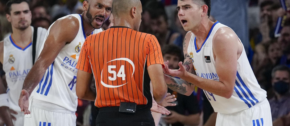Los jugadores del Real Madrid se quejan al árbitro en la final de la ACB