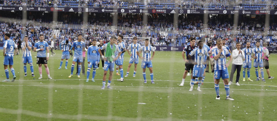 Jugadores del Deportivo, cabizbajos, tras caer en el partido por el ascenso.