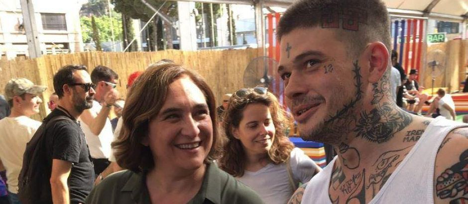 Cecilio G junto a la alcaldesa de Barcelona, Ada Colau, el jueves en el festival Sónar