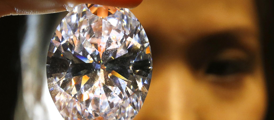 Una mujer observa un diamante