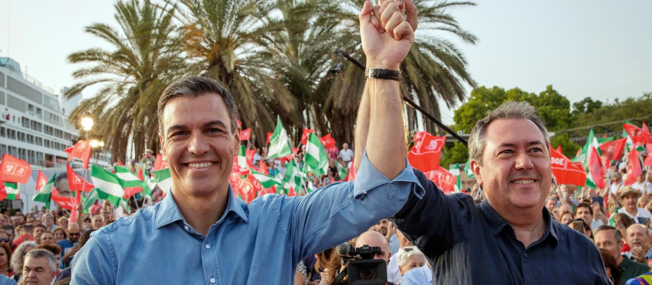 El presidente del Gobierno, Pedro Sánchez, y el candidato del PSOE a la presidencia de la Junta de Andalucía, Juan Espadas
