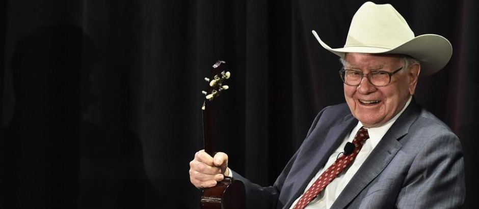 El multimillonario Warren Buffett, mientras se prepara para tocar el ukelele