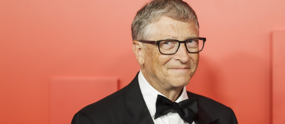 Bill Gates posando en una alfombra roja en Nueva York
