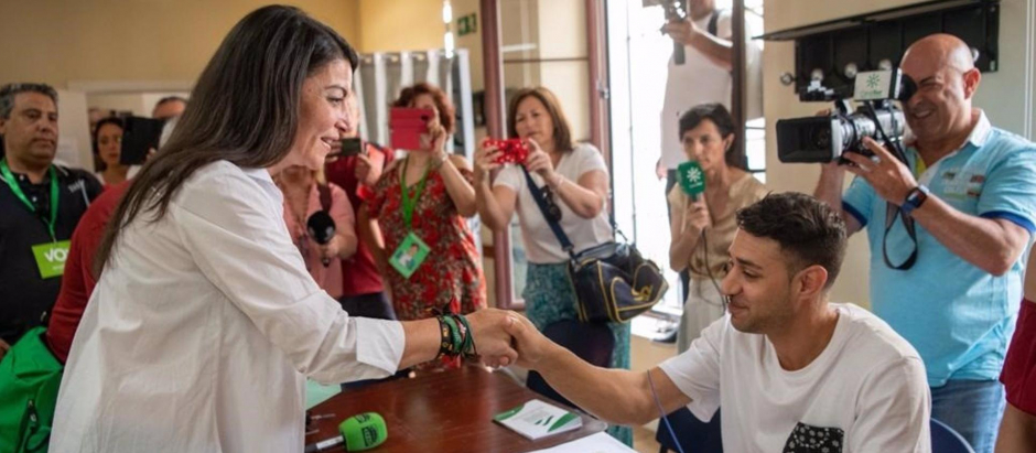 Macarena Olona ejerce su derecho al voto, este domingo, en Salobreña (Granada)