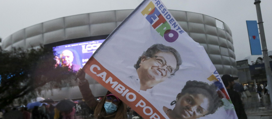 Los partidarios del candidato presidencial de izquierda colombiano Gustavo Petro