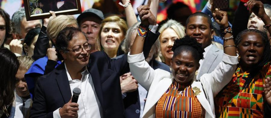 Gustavo Petro y su vicepresidenta electa, Francia Márquez, celebran su triunfo