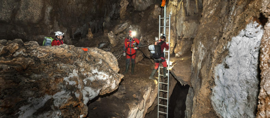 Los arqueólogos que trabajan desde hace 25 años en la cueva cántabra de La Garma han recuperado un conjunto funerario de la época visigoda