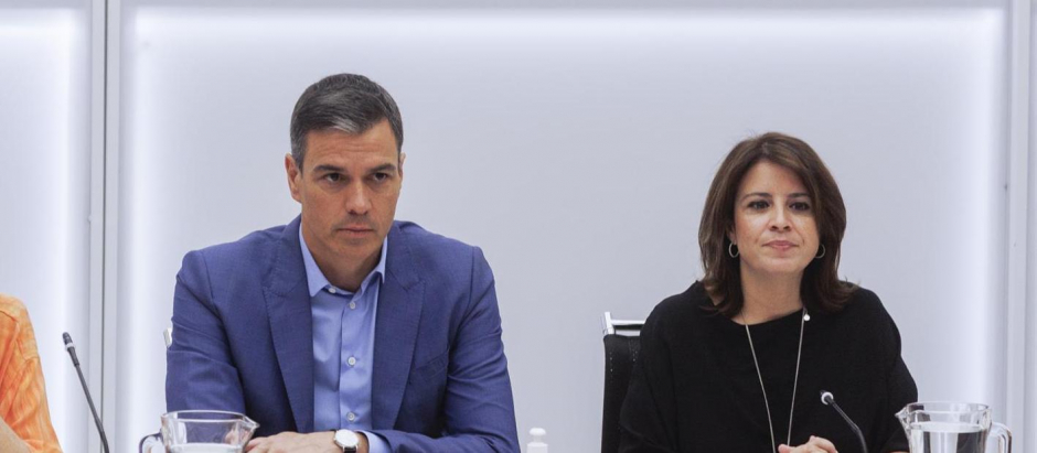 El presidente Sánchez rodeado de sus expertas Cristina Narbona y Adriana Lastra.