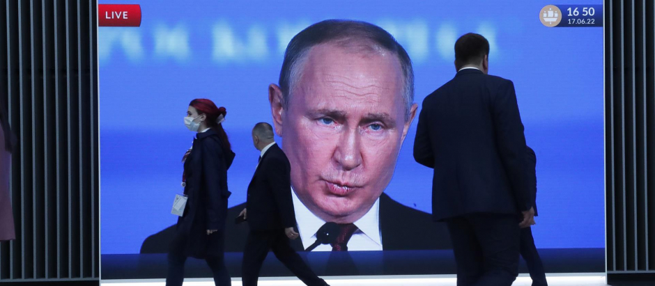 Una pantalla muestra al presidente ruso, Vladimir Putin, en la sesión del Foro Económico de San Petersburgo