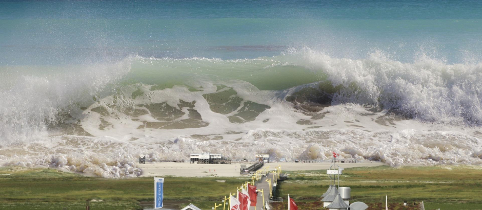 Una ola gigante se cierne sobre una zona costera, en una imagen de archivo