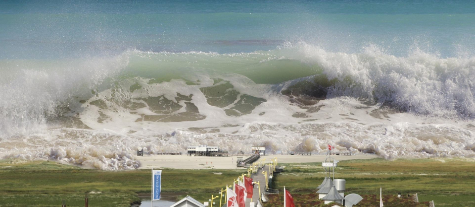 Una ola gigante se cierne sobre una zona costera, en una imagen de archivo