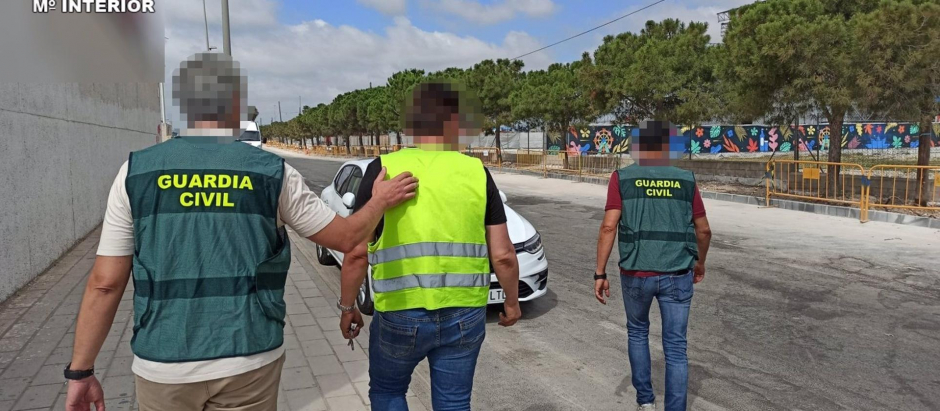 Detenido por la Guardia Civil

La Guardia Civil de Alicante ha detenido a un conductor de un camión, de 40 años, que presuntamente mató a otro hombre de la misma edad tras conducir a 100 kilómetros por hora con este último colgado de un espejo retrovisor durante casi tres kilómetros.

SOCIEDAD 
OPC