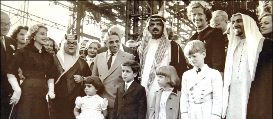 Gunilla Von Bismark junto a su madre, su hermano Maximilian , Aristoteles Onasis, Alex Onassis , Cristina Onassis y el Rey de Arabia Saudi durante un Acto público en Marbella