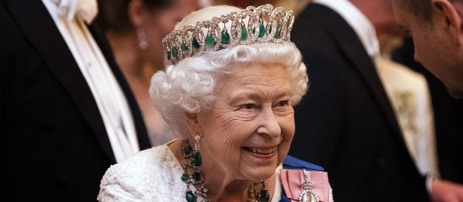 La Reina Isabel, con la tiara de esmeraldas, herencia de la Reina Victoria