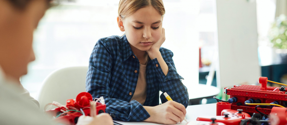 Una niña adolescente estudiando para sus exámenes