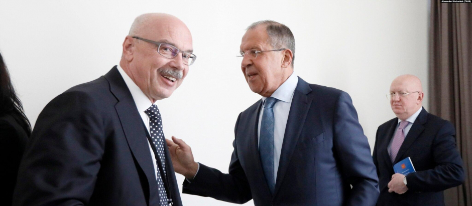 Vladimir Voronkov (izquierda), que encabeza la Oficina de Lucha contra el Terrorismo de la ONU, con el ministro ruso de Asuntos Exteriores, Sergei Lavrov