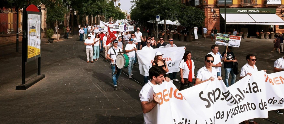 Trabajadores de Abengoa se manifiestan en Sevilla.