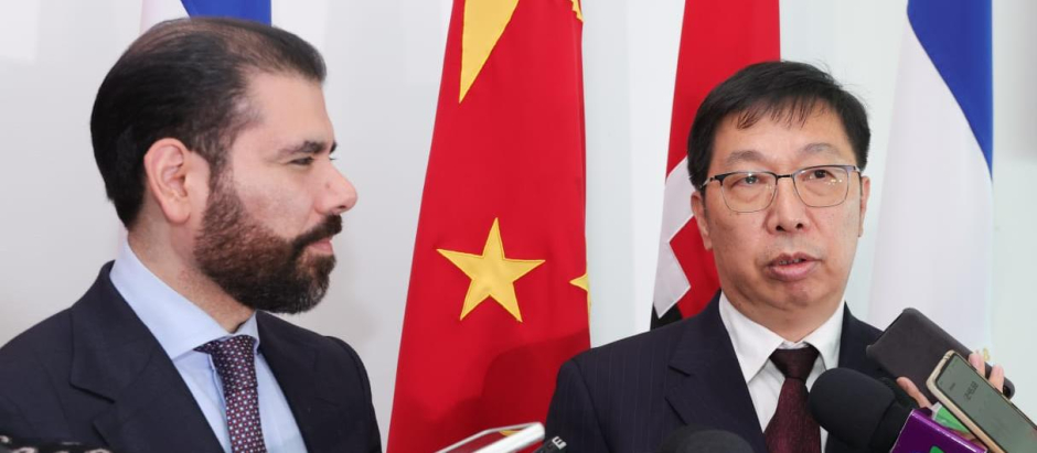 El embajador de China en Nicaragua Chen Xi (D) y Laureano Ortega (Iz) asesor presidencial