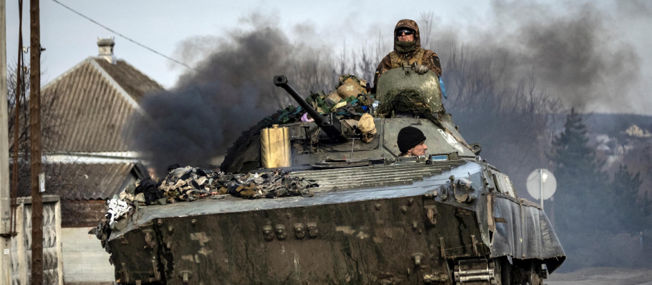 Un tanque ucraniano circula por la ciudad de Trostyanets, en el noroeste de Ucrania