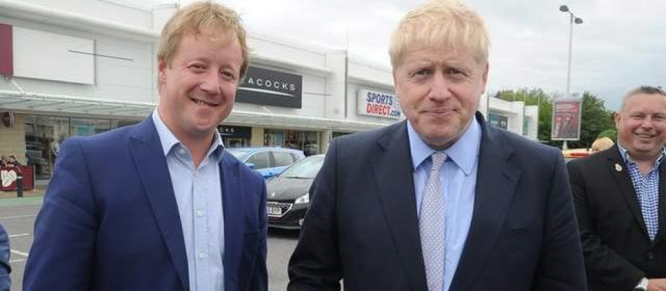 El diputado Paul Bristow junto al primer ministro británico, Boris Johnson