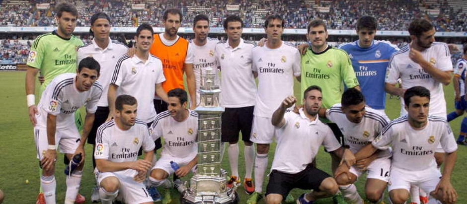 Los jugadores del Real Madrid, con el Trofeo Teresa Herrera en La Coruña en 2013