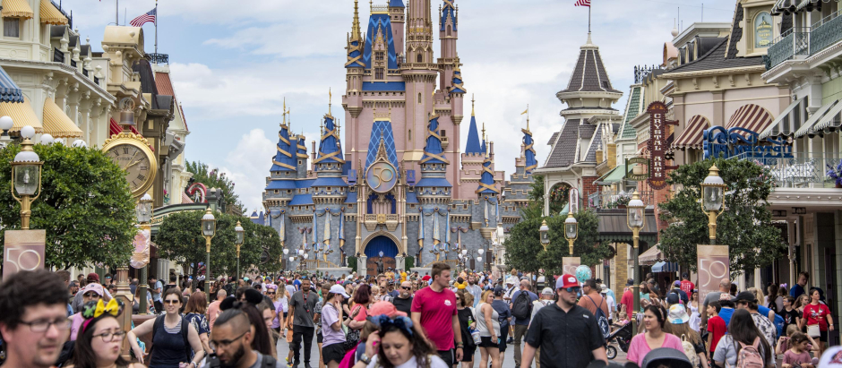 El castillo que preside MAgic Kingdom, el primero de los parques temáticos de Disney abiertos en Disneyland