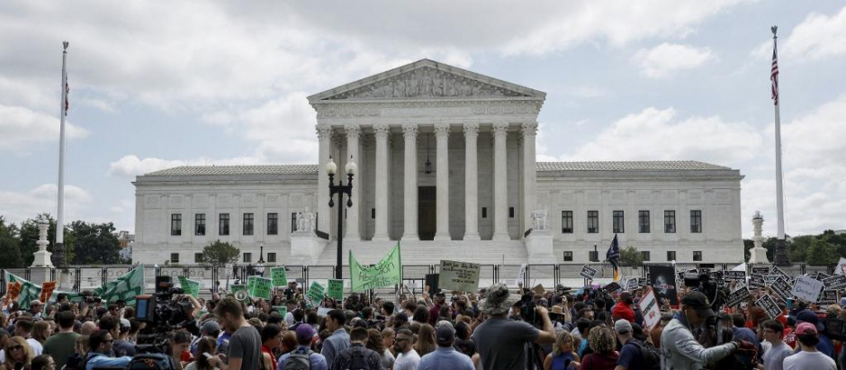 Manifestantes a favor y en contra del aborto frente al Supremo de Estados Unidos