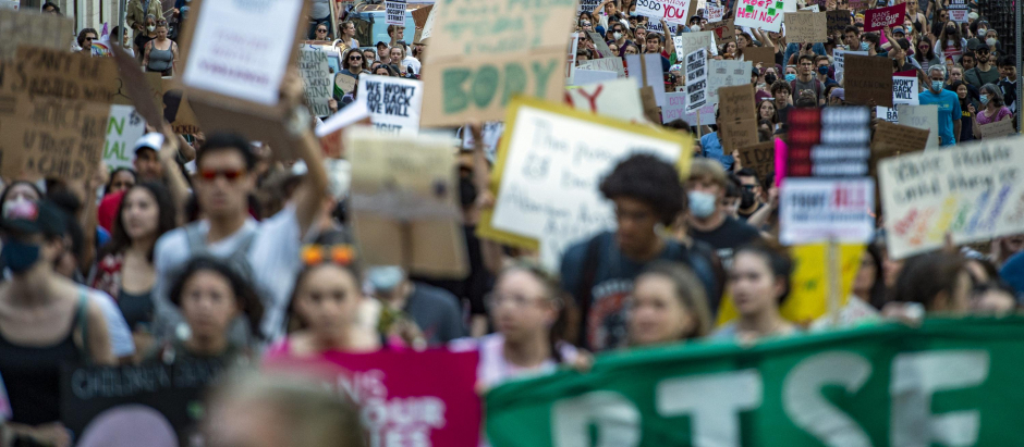 Los manifestantes marchan en las calles para protestar por el derrocamiento de Roe vs. Wade por la Corte Suprema en Boston, Massachusetts, el 24 de junio de 2022