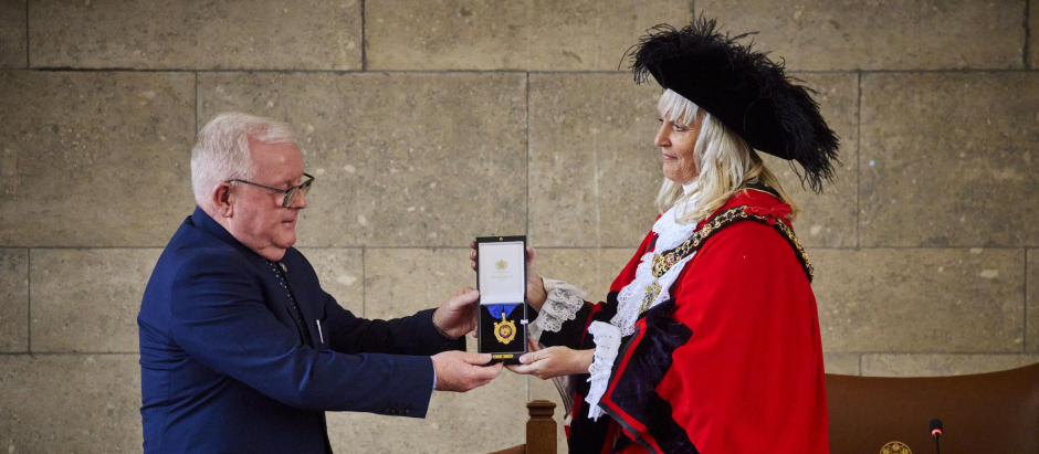 Donna Ludford investida como alcaldesa de la ciudad de Mánchester