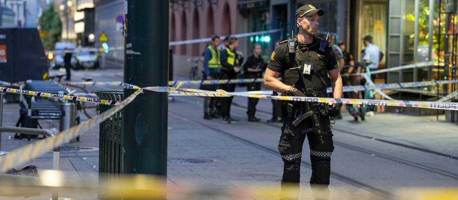 La policía de Olso resguarda el pub 'Londres' donde ocurrió el tiroteo
