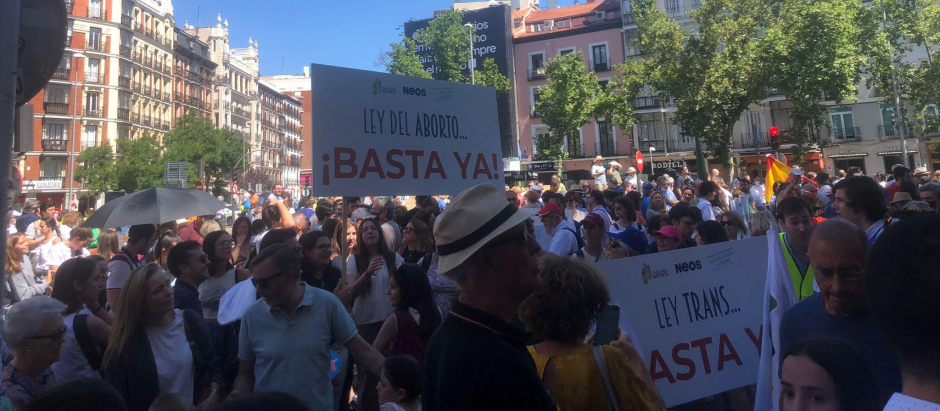 Manifestantes en la Glorieta de Bilbao antes de comenzar la manifestación