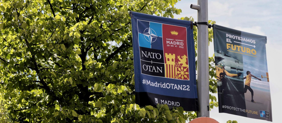 Carteles de la cumbre de la OTAN en Madrid