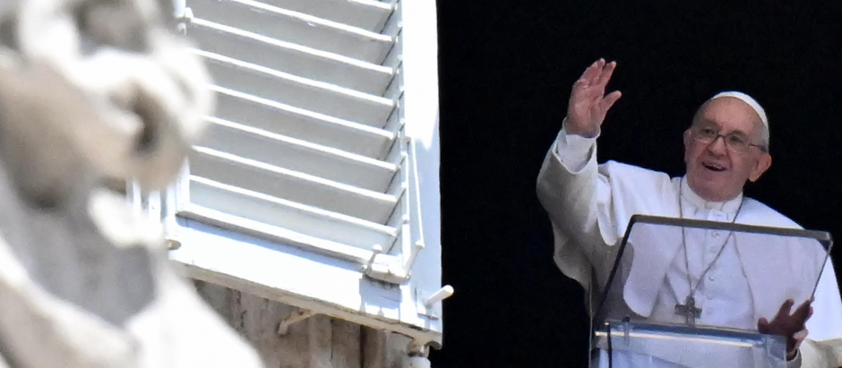 El Papa Francisco saluda a la gente congregada en la plaza San Pedro del Vaticano para el rezo dominical del Ángelus