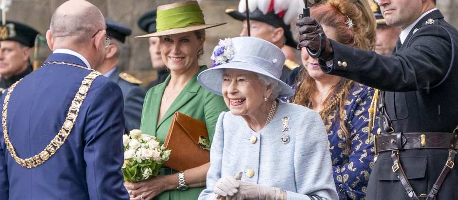 Queen Elizabeth II attends the Ceremony of the Keys on the forecourt of the Palace of Holyroodhouse in Edinburgh, as part of her traditional trip to Scotland for Holyrood Week. Picture date: Monday June 27, 2022. *** Local Caption *** .