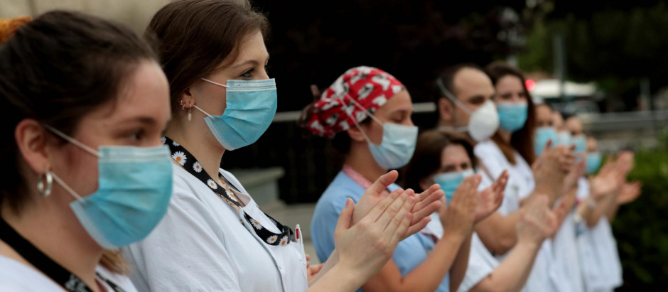 Concentración de enfermeras en el Hospital de La Paz (Madrid) durante la pandemia