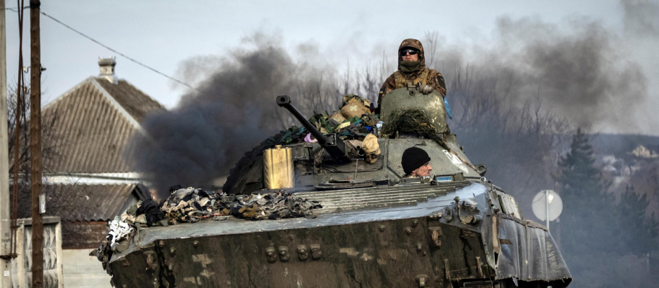 Un tanque ucraniano circula por la ciudad de Trostyanets, al noroeste del país