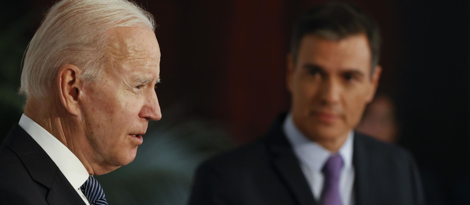 Pedro Sánchez atiende a las declaraciones de Joe Biden tras el encuentro que han mantenido en La Moncloa