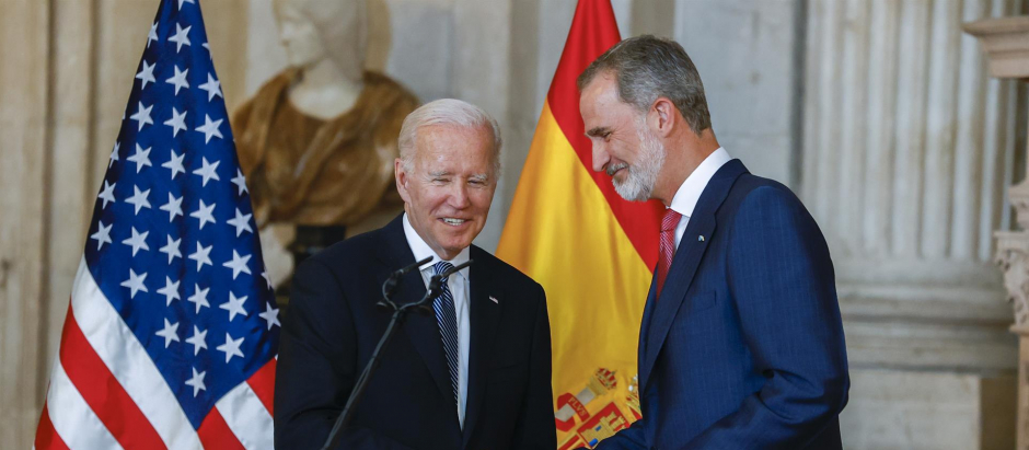 Joe Biden y Felipe VI se estrechan la mano antes de comparecer ante los medios reunidos en el Palacio Real de Madrid