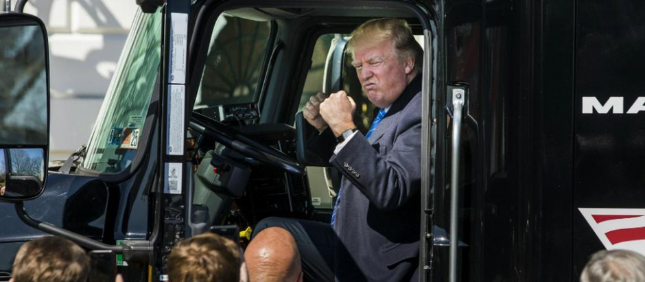 Donald Trump subido en un camión (Foto de archivo)
