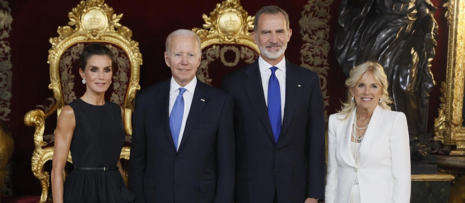 Felipe VI, junto a la Reina Letizia, al presidente de los EE.UU. y la primera dama, a su llegada a la cena en el Palacio Real de Madrid
