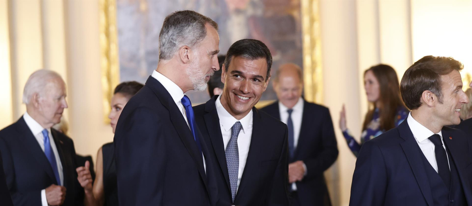 El rey Felipe VI (i) y el presidente del Gobierno, Pedro Sánchez (c), durante la recepción a los jefes de Estado y jefes de Gobierno hoy martes en el Salón del Trono del Palacio Real