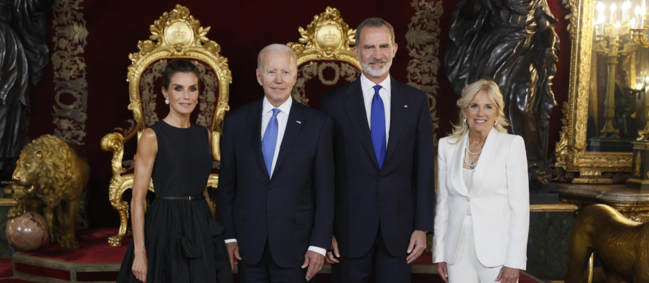 Los Reyes Felipe y Letizia junto a Joe y Jill Biden, antes de la cena de gala con motivo de la cumbre de la OTAN de Madrid