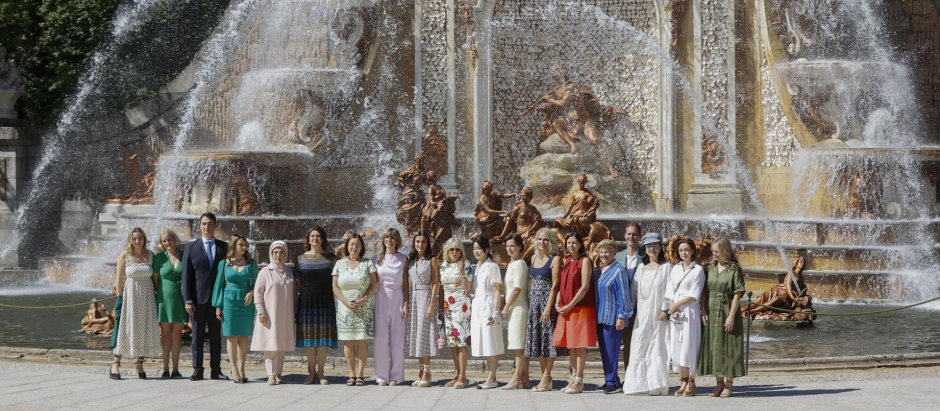 La reina Letizia (c) y la mujer del presidente del Gobierno, Begoña Gómez (c-i) posan con los acompañantes de los mandatarios que asisten a la cumbre de la OTAN para la foto de familia de los actos culturales en su honor celebrados en la Granja de San Idelfonso, Segovia