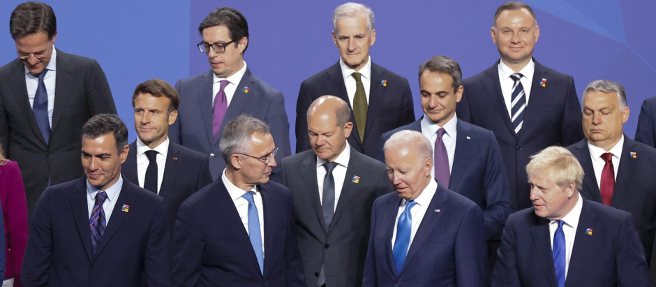 Los jefes de Estado y de Gobierno posando al inicio de la Cumbre de la OTAN