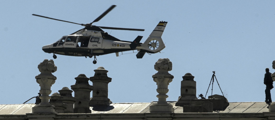 Un helicóptero de la Guardia Civil sobrevuela el Palacio Real, en Madrid
