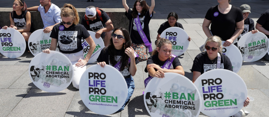 Activistas contra el aborto participan en una protesta, pidiendo la prohibición de los abortos químicos